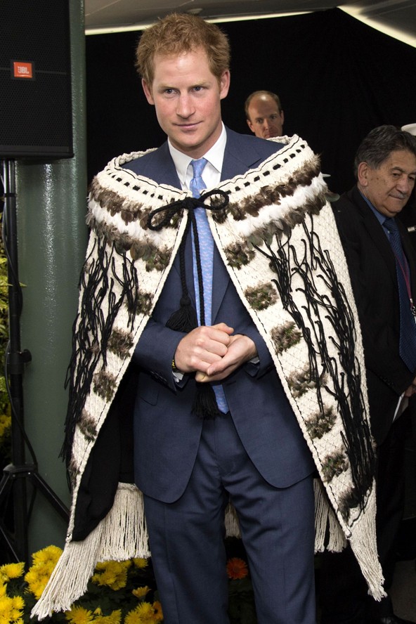 De nem annyira, mint a népviselet, pedig szinte látjuk magunk előtt, hogy tüzesen süt le a nyári napsugára...