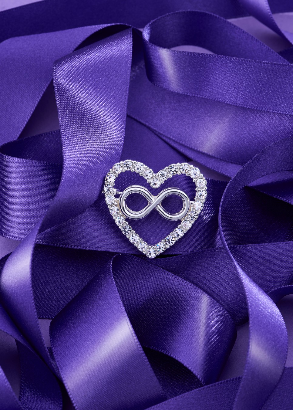 Avon Strasszos kitűző a nők biztonságáért 1699 Ft