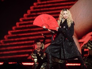 Madonna félmeztelen fotóval ünnepli könyve évfordulóját 