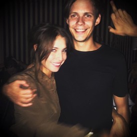 Akkoriban már együtt volt barátnőjével, Alida Morberg svéd színésznővel, akivel 2016-ban tették hivatalossá a kapcsolatukat, és azóta is egy párt alkotnak. 