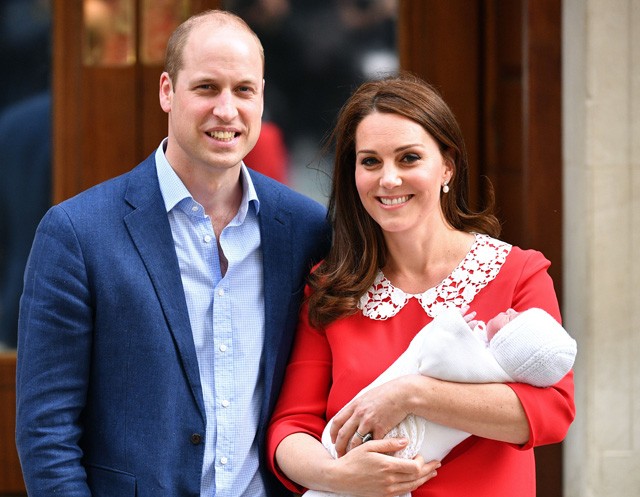 Első képek: Kate Middleton megmutatta az újszülött herceget