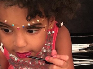 Cukiság: Beyoncé 4 éves lánya sminkel!