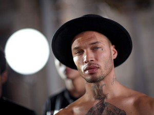 A börtönből szabadult modell felesége válni akar, a sajtóból tudta meg, hogy férje csalja