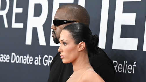 Kanye West meztelenül küldte feleségét a vörös szőnyegre, és ezzel gyakorlatilag elárulta a női nemet