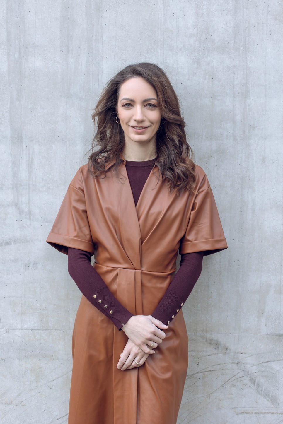 Dr. Pataki Hajnalka gyógyszer-technológiai fejlesztéssel foglalkozik, kutatási területe a gyógyszer hatóanyag kristályosítása és a fenntartható gyógyszergyártási technológiák fejlesztése | Ruha és felső: ZARA