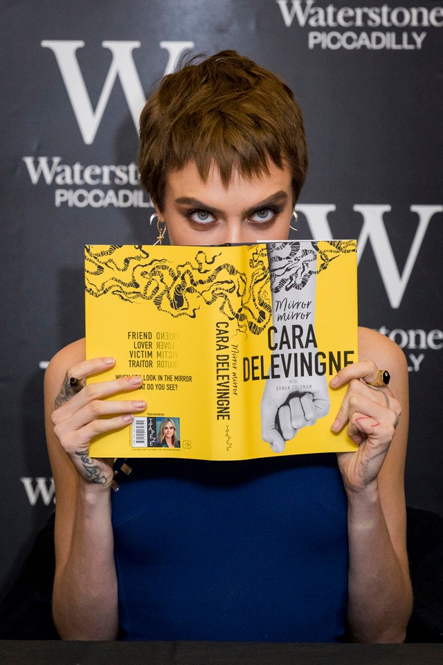 Cara Delevingne saját könyvvel és barna frizurája tért vissza!
