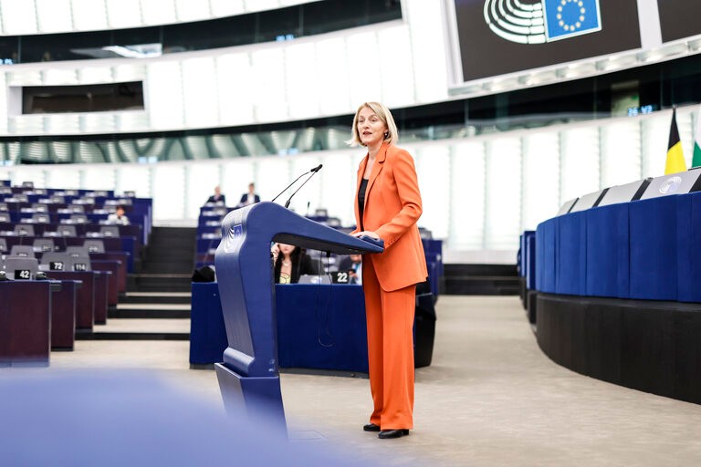 Evelyn Regner vitája