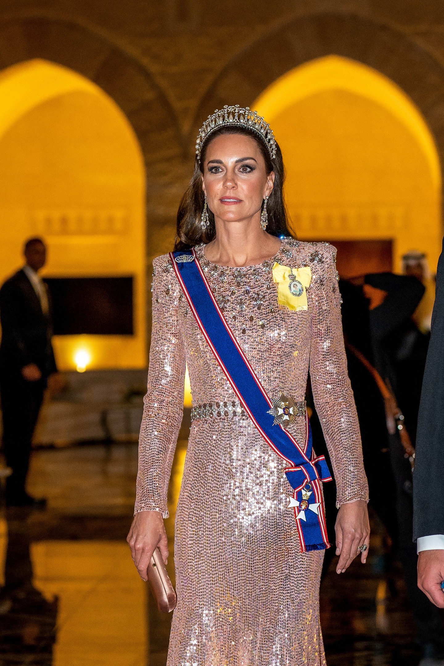 Katalin hercegné és Vilmos herceg egy különleges alkalomból a jordániai Ammánban jártak: Hussein trónörökös és Rajwa Al Saif összekötötték az életüket a Zahran-palotában. A különleges alkalomhoz különleges megjelenés dukál és ezt Katalin hercegné is nagyon jól tudja. Ez a Jenny Packham ruha és a Lover's Knot tiara az egyik legjobb kombináció, amit 2023-ban láttunk tőle. 