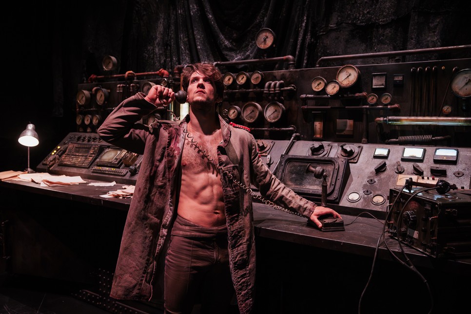 A Walk My World tere egyszerre múzeum, filmforgatás és álom: tárgyak, amelyek történeteket suttognak