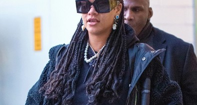 Rihanna diszkógömb cipőben a reptéren
