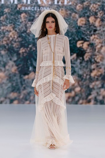 Bohém menyasszonyi ruhák - A bohém trend 2026-ban hivatalosan is utat tört magának a menyasszonyi ruhák világában. (Immaclé)