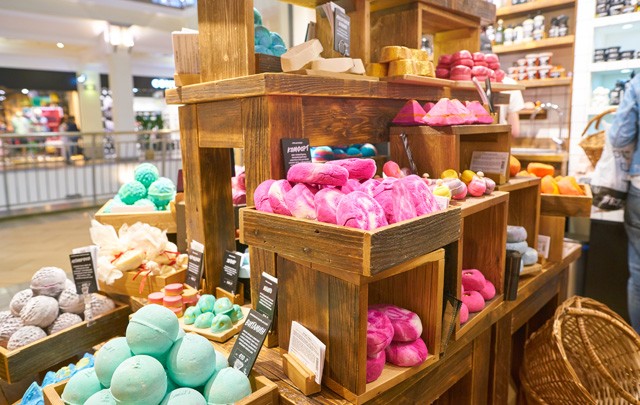 Bezárnak a Lush boltok, hogy a dolgozók tüntethessenek a bolygóért