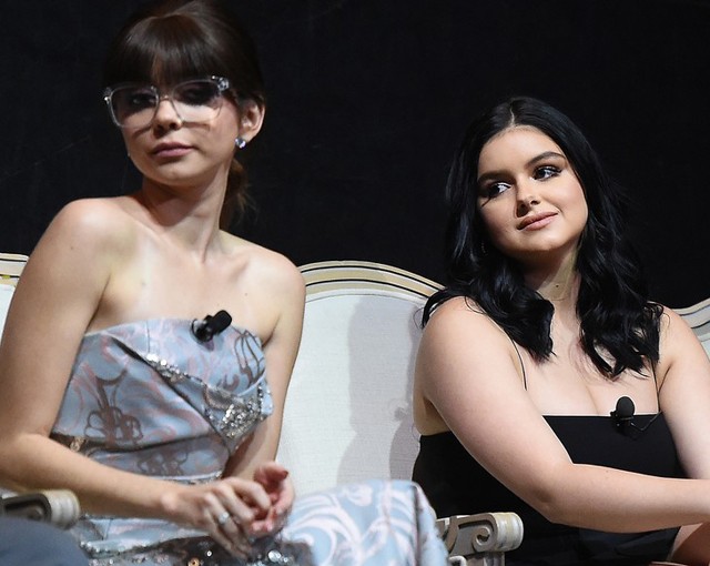 Nem csalódtunk: Ariel Winter totál átlátszó ruhában pózolt Sarah Hyland mellett