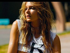 +18 - 17 fotó, amelyen Mihalik Enikő a Playboy fotóknál is szexibb