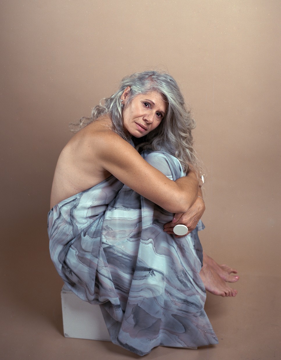 A mai világban sokszor csak a férfiaknak van meg az a privilégiuma, hogy megöregedjen. Egy nőnek mindig feszesnek, fiatalosnak, lendületesnek kell maradnia. “40 az új 20! Nem mai csirke! Ketyeg a biológiai óra! Befestethetné az ősz haját, így nagyon igénytelen!” Hallottad már ezek közül bármelyik mondatot? Akár terméket reklámozni úgy, hogy középkorú nőknek szánják a hirdetést azzal az ígérettel, hogy ettől 20 évet fiatalodik? Ezzel szemben a férfiak? “Egy férfi nem öregszik, csak sármosabb lesz! 