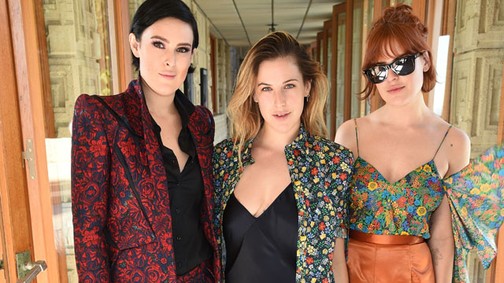 Bruce Willis és Demi Moore lányai közösen pucérkodnak egy fürdőkádban!