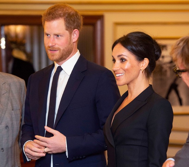 Meghan Markle és gyűrűt szorongató Harry herceg