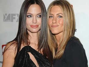 Egy pillanatra megfagyott a levegő: Angelina Jolie és Jennifer Aniston szemtől szemben a Golden Globe-on!