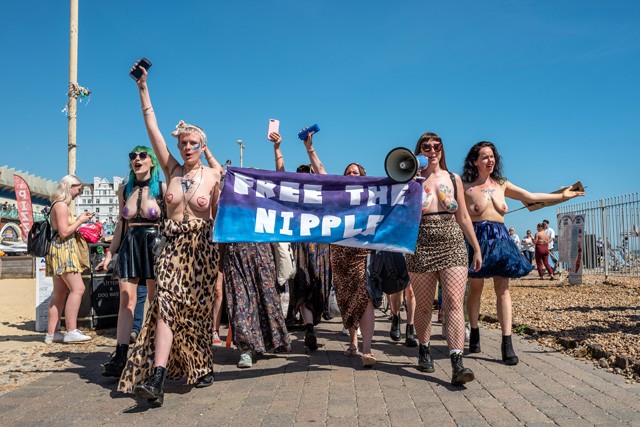 A női mellbimbó helye a világban: A 18. század teljesen áttetsző felsőitől a tiltásig