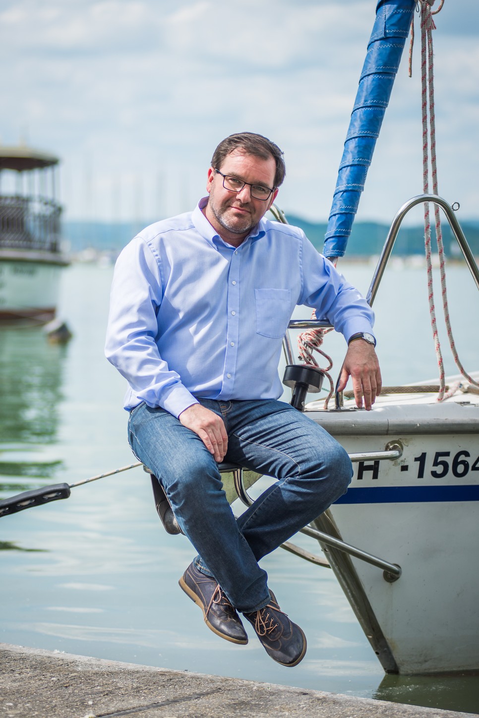 Nagy Viktor a Kultkikötő mellett a Thália Színházban is dolgozik, kevés szabadidejében pedig járja az Országos Kéktúrát