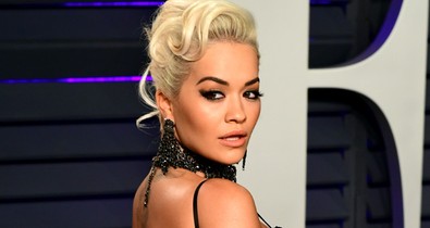 Rita Ora fenék- és bugyivillantós ruhája elég meredek