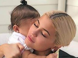 Kylie Jenner és Travis Scott elvitték a kis Stormit egy halloweeni tökfarmra, és a legédesebb képek születtek