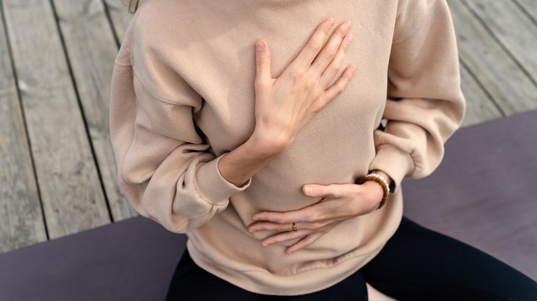 A földelési technikák olyan tudatos gyakorlatok, amelyek bárhol és bármikor képesek feldobni a hangulatunkat és javítani a közérzetünket