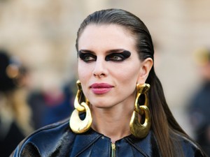 Julia Fox merész szettel tisztelgett Diana hercegné előtt