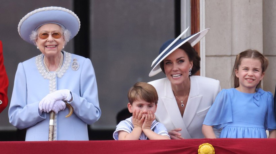  Katonai díszszemlét annyira még senki se unt, mint Lajos herceg