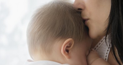 Ezért szigorúan tilos egy síró babát megrázni - szakértőkkel beszélgettünk az életveszélyt is okozó, megrázott baba szindrómáról