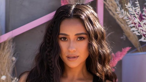 Váó! Shay Mitchell a legkülönlegesebb módon árulta el kisbabája nemét