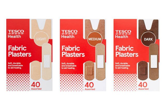 A Tesco az első cég, amely mostantól sötétebb bőrre is gyárt sebtapaszokat