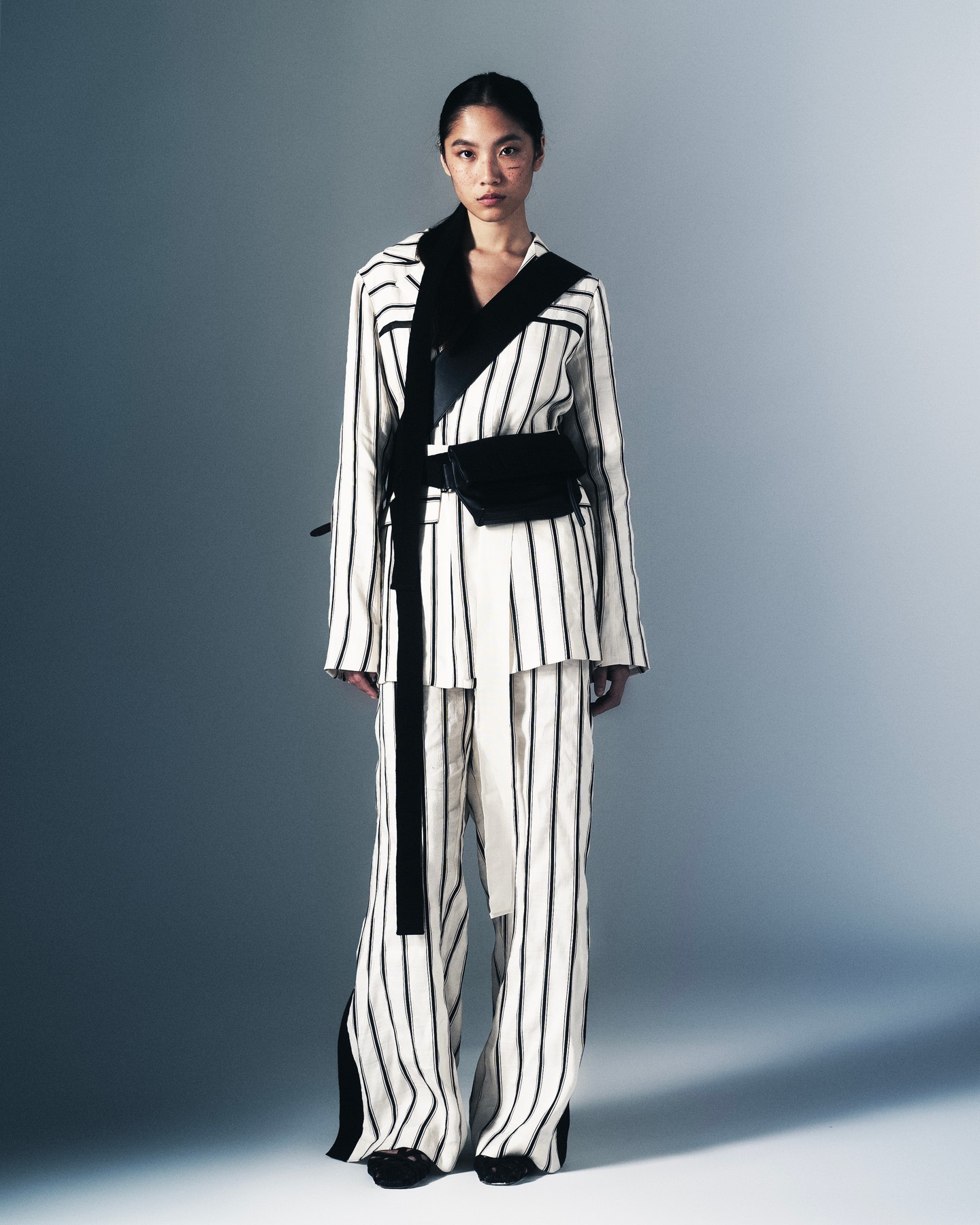 A Nubu és a Maurer Dóra ihlette kollekciójából egy igazán izgalmas darab ez az oversize nadrágkosztüm