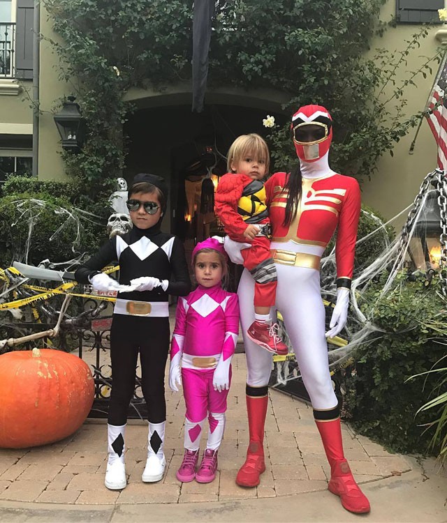 Kourtney Kardashian és a gyerekek Power Rangersnek öltöztek.