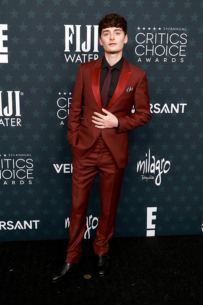 Noah Schnapp bevállalta a vörös öltönyt John Varvatos tervezőtől. Az összhatás szerintünk egészen zseniális! 