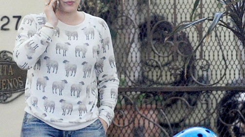 Egyszerűen KELL Hilary Duff vidám pulcsija!