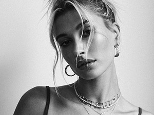 Hailey Baldwin csodálatos a Vogue címlapján, de mi csak a jegygyűrűjét tudjuk nézni