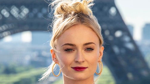 Sophie Turner falatnyi kis feketében szexizett Párizsban