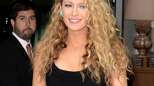 Blake Lively göndör hajjal dögösebb, mint valaha!