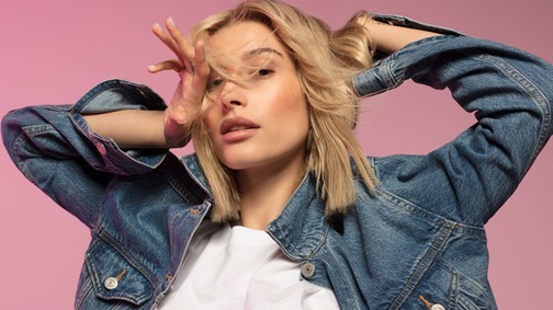 Hailey Bieber-rel ünnepli a Levi`s az 501-es napot