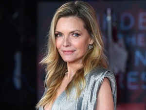 Te is szeretnél úgy ragyogni, mint Michelle Pfeiffer ebben az ezüst estélyiben!