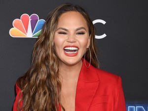 De mi a bánatért botoxoltatta Chrissy Teigen a hónalját?