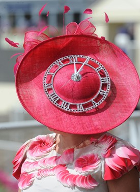 Ő sosem tudja mennyi az idő, de körülötte mindenki más igen