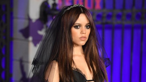 Jenna Ortega végzet asszonyának öltözött, elsőre fel sem ismertük