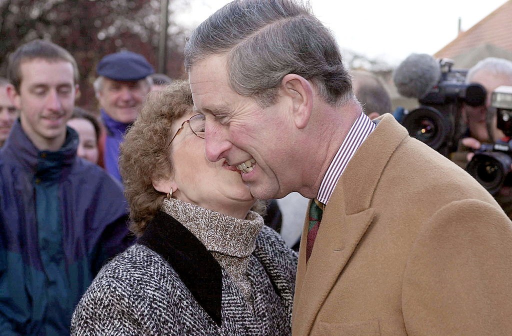 Károly királyt yorki látogatása során egy hölgy egy óriási puszival üdvözölte, amitől talán még maga, az uralkodó is zavarba jött. (2000)