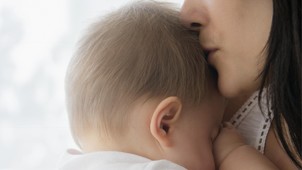 Ezért szigorúan tilos egy síró babát megrázni - szakértőkkel beszélgettünk az életveszélyt is okozó, megrázott baba szindrómáról