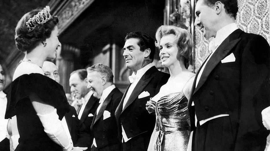 Marilyn Monroe találkozik II. Erzsébettel 1956-ban
