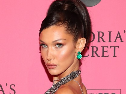 Mellbimbó mutogatás a VS Show afterpartiján: Bella Hadid csak egy bugyiban bulizott