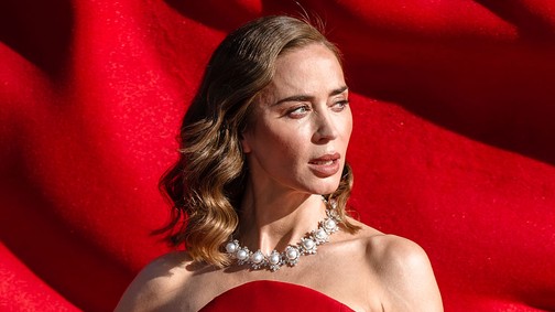 Emily Blunt pucérruhája a meztelenség és az elegancia tökéletes találkozása, egyszerűen gyönyörű a színésznő