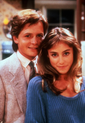 Michael J. Fox és Tracy Pollan a '80-as évek egyik legsikeresebb sorozata, a Családi kötelékek (Family Ties) forgatásán találkoztak először, ahol egymás szerelmeit alakították. Bár a képernyőn azonnal működött köztük a kémia, ekkor még mindketten foglaltak voltak, így a való életben még nem tudott kiteljesedni a szerelmük.